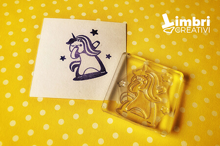 Unicorno che fa il dabbing - Misura timbrata: 37*40 mm